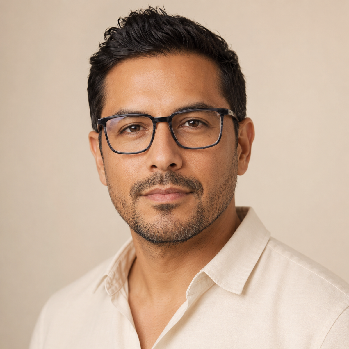 Hombre usando Nico — Acetato premium