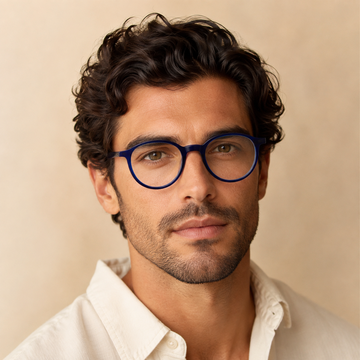 Hombre usando Theo — Acetato premium